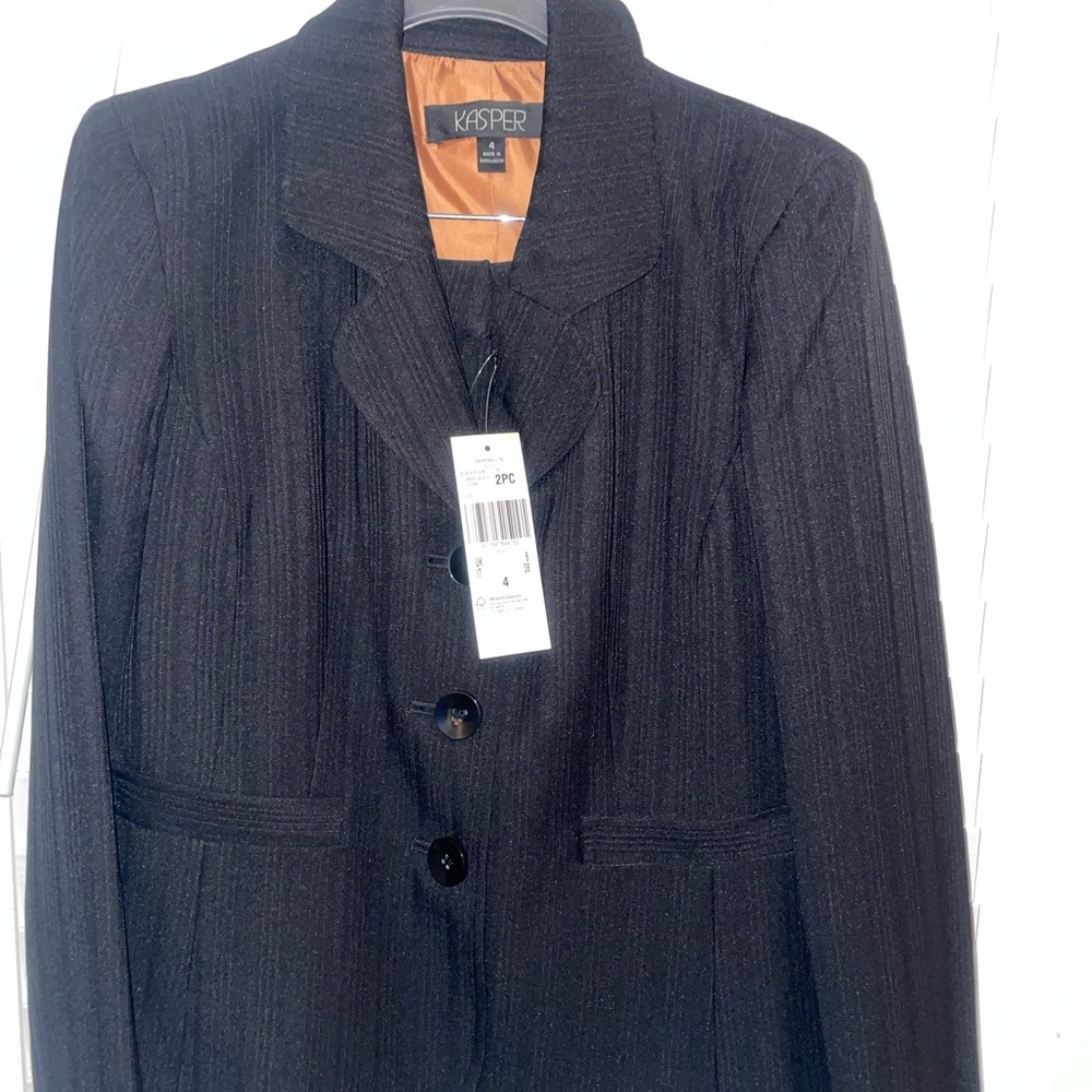 NWT Ladies Size 4 Black 2 pc pant suit.